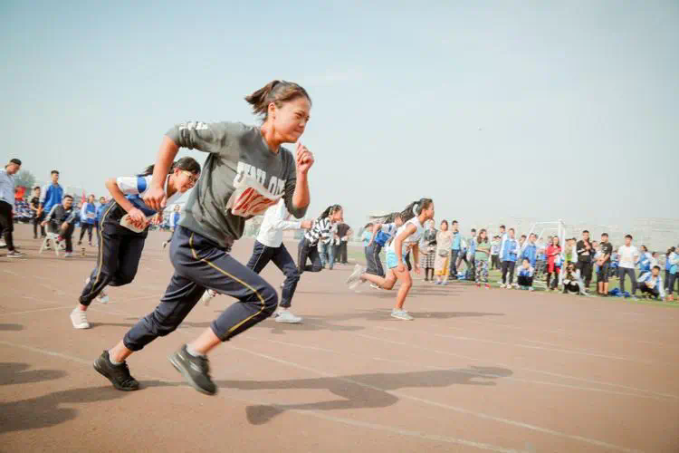 地铁网球拍骚扰女乘客
